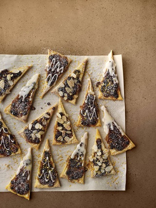 Christmas tarts cut into triangles 